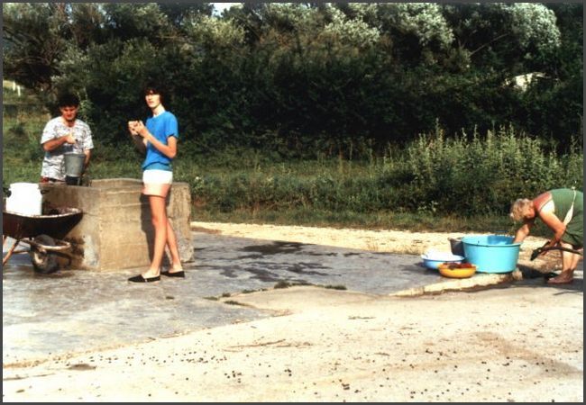 Jugoslawien - Wasser holen und Wäsche waschen in Ljubac