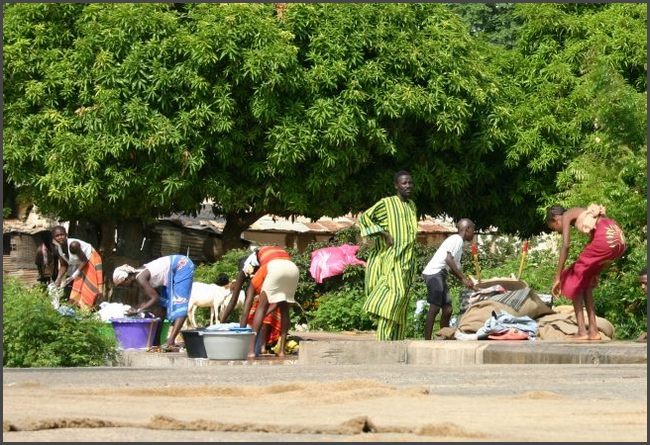 Gambia 2007 - waschen am Gambiafluß