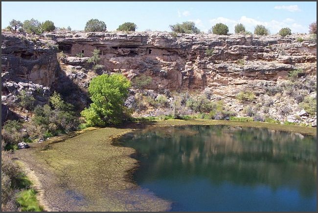 Arizona - alte Indianer Felsenwohnungen am Montezuma Well