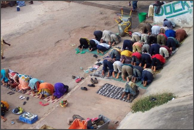 Gambia 2007 - Beten am Fischerhafen in Bakau