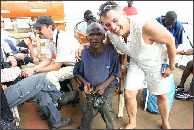 Gambia 2007 - Ali Baba repariert meinen Schuh auf der F&auml;hre